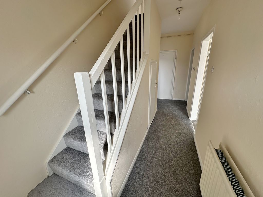 Queen Elizabeth Avenue